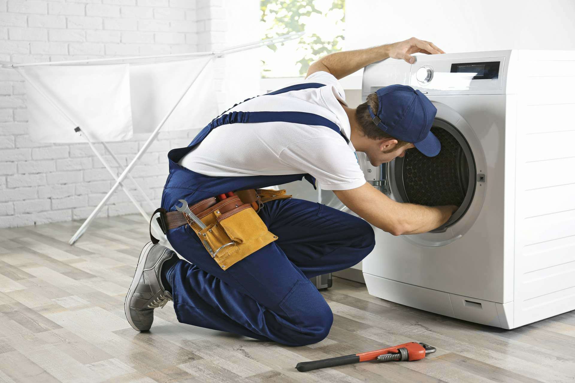 Técnico del servicio técnico Beko reparando electrodomésticos en Guijuelo