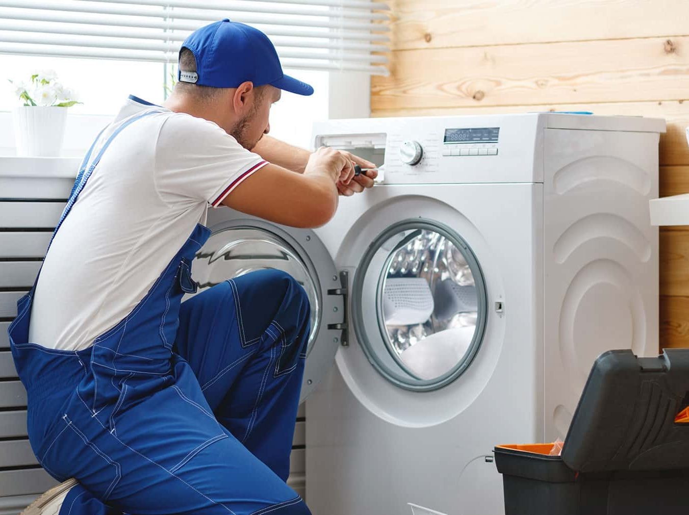 Técnico reparando electrodoméstico Beko en Ledesma
